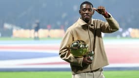 L'attaquant n°10 du Paris Saint-Germain Ousmane Dembélé et son trophée du Ballon d'Or lors d'une cérémonie après le match de football de L1 entre le Paris Saint-Germain (PSG) et Auxerre au stade du Parc des Princes à Paris, le 27 septembre 2025