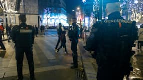 Des CRS sur les Champs Elysées, à Paris, le 31 décembre 2015.