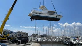 Une épave abandonnée depuis plus de 3 ans a été rapatriée à la Pointe-Rouge à Marseille, pour être emmenée à la casse. 