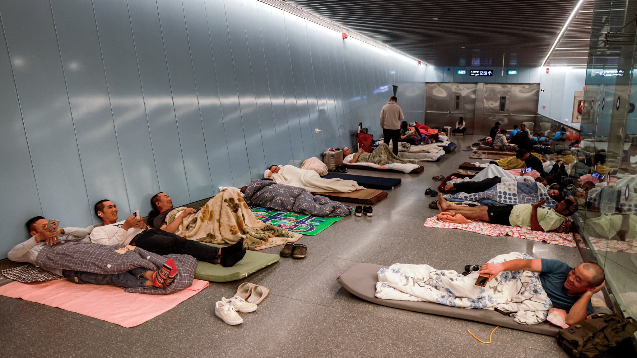 People take refuge at night at a light metro station in the city of Ramat Gan, east of Tel Aviv (Israel), on June 17, 2025, while an Iranian missile attack is feared. (Illustration photo) People take refuge at night at a light metro station in the city of Ramat Gan, east of Tel Aviv (Israel), on June 17, 2025, while an Iranian missile attack is feared. (Illustration photo)