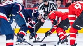 L'Américain Auston Matthews et le Canadien Brayden Point se disputent le palet lors du match de NHL 4 Nations, Etats-Unis-Canada (2-3, a.p.), le 15 février 2025