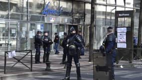 Les policiers devant la façade du lycée après les dégradations