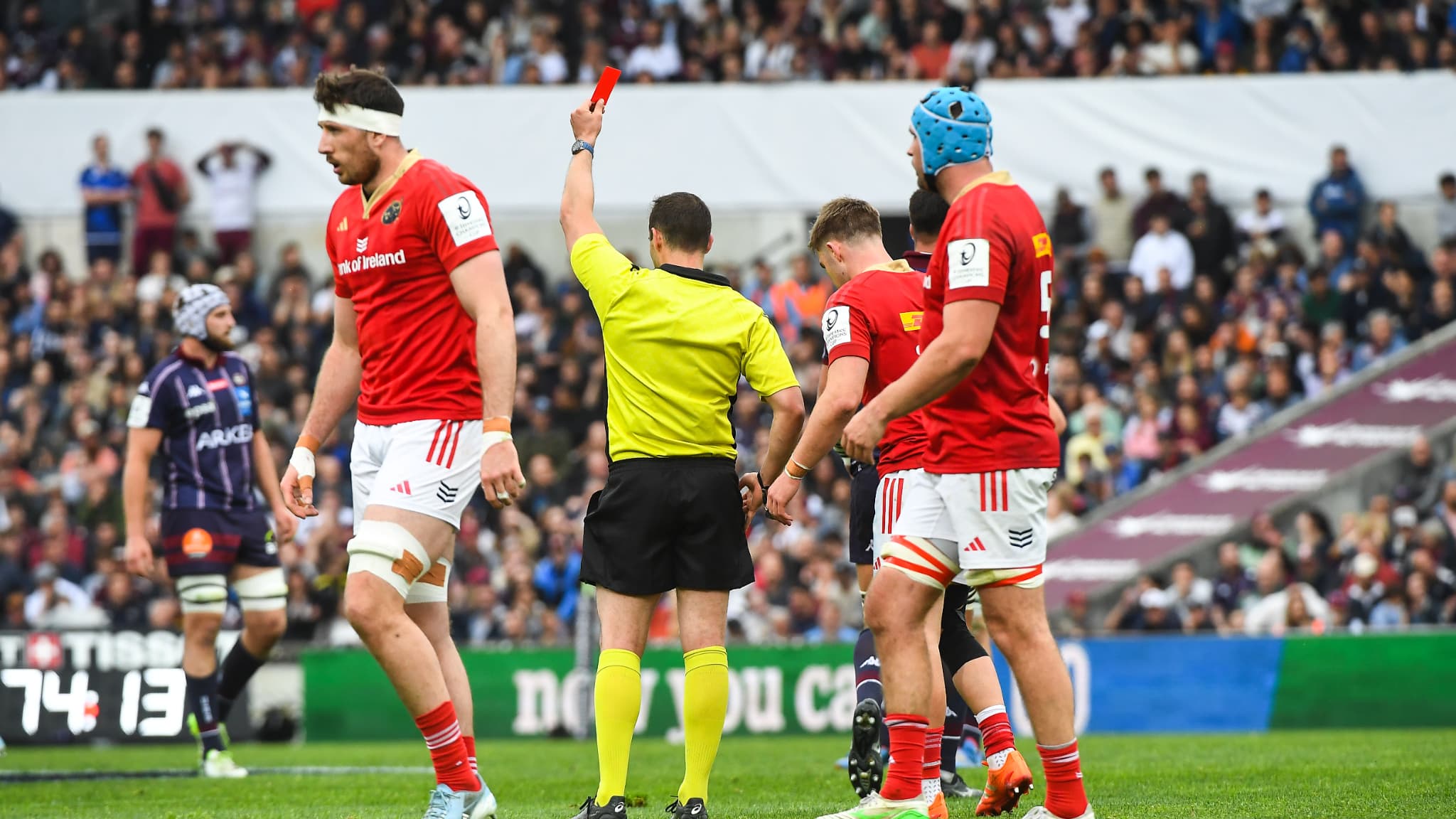 Carton rouge pour Cazeaux lors de Bordeaux-Munster en Champions Cup, le 12 avril 2025.