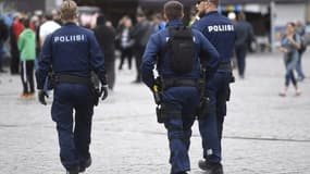 Patrouille de police sur la place du marché de Turku, Finlande, le 19 août 2017.