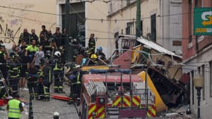 
La police et les pompiers interviennent sur le site d'un accident de funiculaire à Lisbonne, le 3 septembre 2025