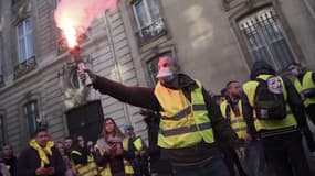 Un manifestant des gilets jaunes samedi 17 novembre à Paris. - Lucas Barioulet - AFP