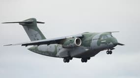 Le C-390 peut transporter 26 tonnes de fret. Il se place entre le C-130 de Lockheed-Martin (19 tonnes) et l'A400M d'Airbus (37 tonnes).