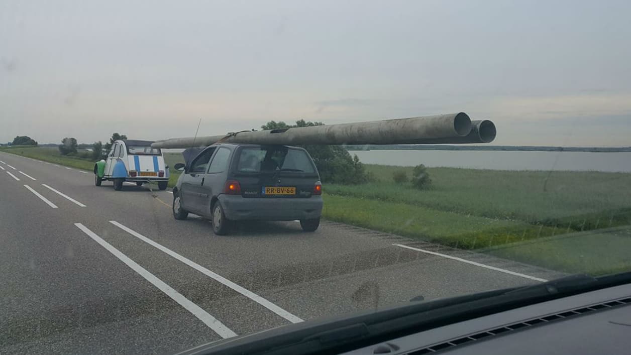 La Twingo semble aussi avoir été remorquée par une 2CV. Le vol aurait été commis à 30 km du lieu de l'interpellation.