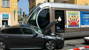 Un tramway de la ligne 1 à Nice est une voiture accidentée le mardi 10 juin au croisement du boulevard Delfino et du boulevard de la République