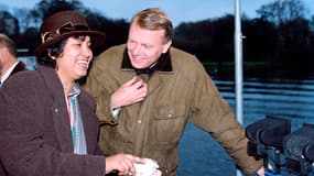 27 novembre 1994: Jean-Marc Ayrault, alors député-maire de Nantes et Taslima Nasreen, condamnée à mort par les fondamentalistes de son pays, lors d'une promenade en péniche sur l'Erdre.