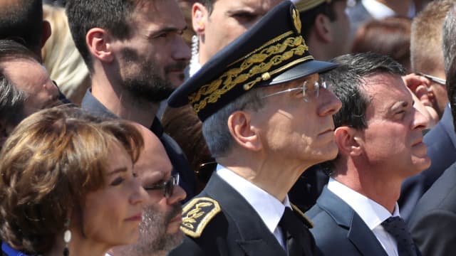 Manuel Valls, entouré de Marisol Touraine et de Christian Estrosi, lors de l'hommage aux victimes de l'attentat de Nice le 18 juillet.
