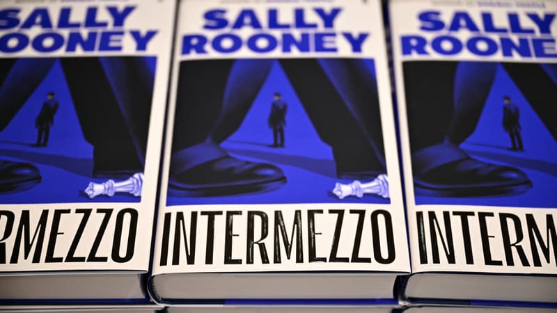 Des exemplaires d'"Intermezzo", le dernier livre de l'écrivaine irlandaise Sally Rooney, vendus dans une librairie de Londres le 24 septembre 2024