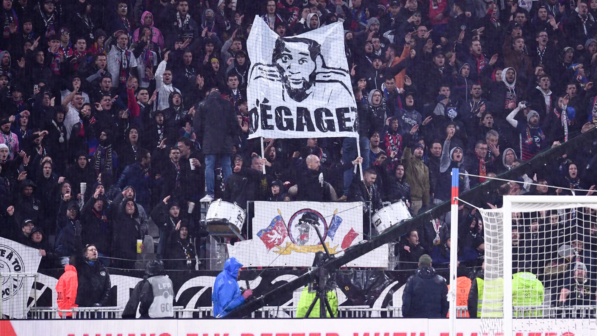 La banderole des supporters lyonnais contre Toko Ekambi. La banderole des supporters lyonnais contre Toko Ekambi.