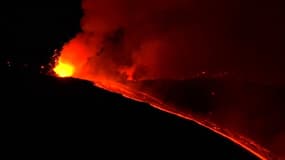 Une éruption spectaculaire de l'Etna illumine la nuit sicilienne