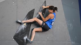 La Française Oriane Bertone, vice-championne du monde de bloc à Berne, en Suisse, lors des Mondiaux d'escalade.