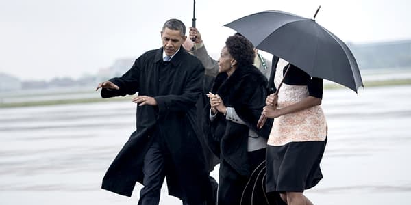 Barack et Michelle Obama à leur arrivée à Pretoria, mardi matin. Barack et Michelle Obama à leur arrivée à Pretoria, mardi matin.