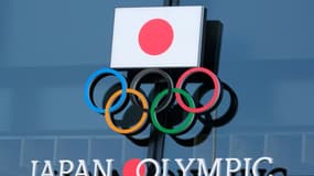 Le logo des Jeux olympiques japonais s'affiche à l'entrée du Musée de Tokyo, le 4 février 2021 dans le cadre d'une campagne de sensibilisation