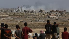 De la fumée s'élève de la zone alors qu'Israël poursuit ses attaques malgré l'appel de Donald Trump à "cesser immédiatement les attaques contre Gaza", à Gaza-ville le 4 octobre 2025.