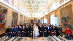 Le pape avec des parlementaires français au Vatican ce samedi 30 novembre 2024.