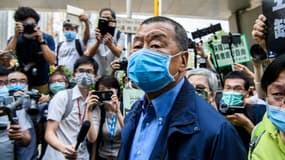 Le patron de presse hongkongais Jimmy Lai (c) arrive devant un tribunal pour des faits relatifs aux protestations de 2019, à Hong Kong, le 18 mai 2020