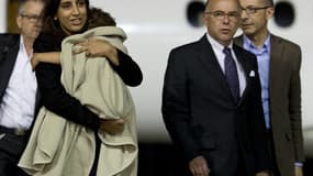 Mériem Rhaiem, avec sa flle de 2 ans dans les bras et le ministre de l'Interieur Bernard Cazeneuve, à leur arrivée en France.