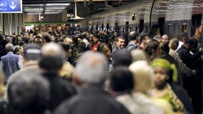 Des usagers se pressent, le 21 juin 2011, sur l'un des quais de la gare du Nord à Paris.