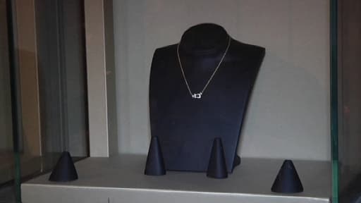 Le collier dérobé a une valeur estimée à 71.000 euros.