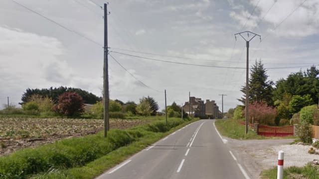 Sur la D355, les deux amis ont tour à tour perdu le contrôle de leur véhicule.