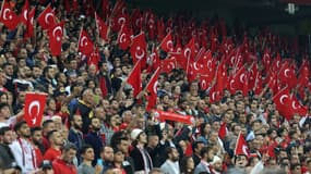 Supporteurs turcs dans les gradins lors du match contre l'Albanie, à Istanbul, vendredi 11 octobre 2019