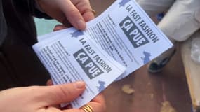 Des tracts d'Extinction Rebellion contre la fast fashion distribués le samedi 30 novembre 2024 à Lyon (Rhône).