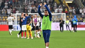 Kylian Mbappé avec la chasuble des remplaçants après le match amical Allemagne-France (2-1), le 12 septembre 2023