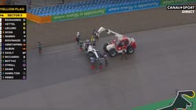 Un camion-grue sur la piste du GP de Turquie, à Istanbul le 14 novembre 2020