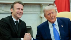 Le président américain Donald Trump (à droite) rencontre le président français Emmanuel Macron dans le bureau ovale de la Maison Blanche le 24 février 2025 à Washington, DC. 