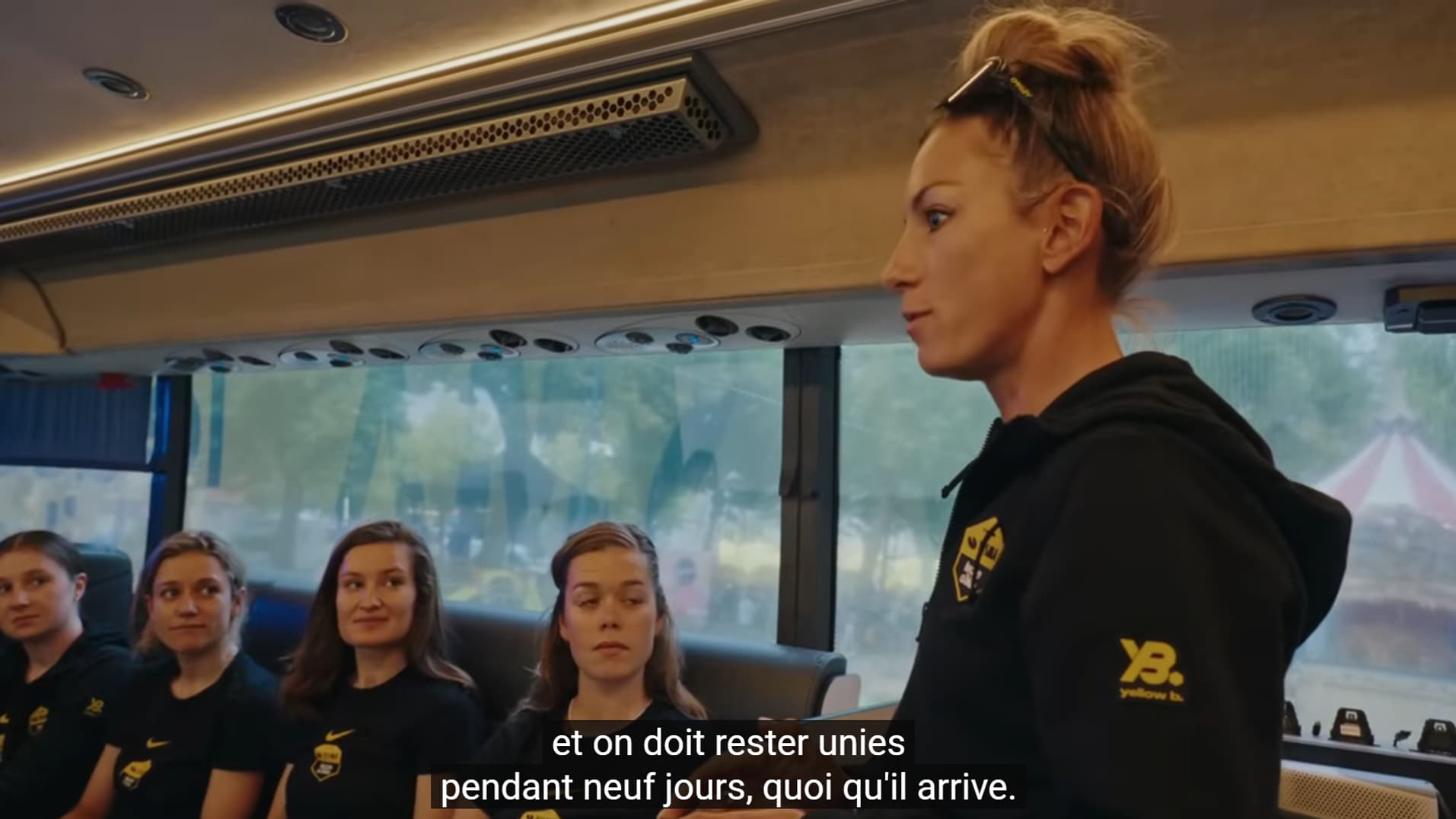 Pauline Ferrand-Prévot faisant son discours avant de démarrer le Tour de France femmes Pauline Ferrand-Prévot faisant son discours avant de démarrer le Tour de France femmes