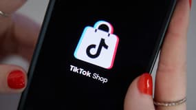 Cette photographie, prise le 15 mars 2025 à Paris, montre le logo de l'application chinoise TikTok Shop sur l'écran d'un iPhone, alors que la plateforme déploie sa division shopping en Europe.