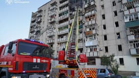 Photo prise et diffusée par le service d'urgence de l'État ukrainien le 29 juin 2025 montre des pompiers éteignant un incendie dans un immeuble résidentiel à la suite d'une attaque russe dans la ville de Smila, dans la région de Cherkasy.