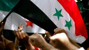 Lors d'une manifestation contre les autorités syriennes devant l'ambassade de Syrie au Caire. Plusieurs pays européens ont exhorté la Syrie à cesser de répondre par la violence aux manifestations en faveur de la démocratie, mardi, après l'envoi de chars d