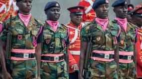 Des soldats ghanéens en uniforme