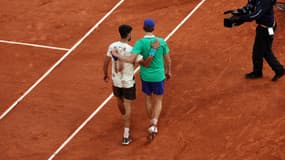 Jannik Sinner et Carlos Alcaraz se saluent après la finale de Roland-Garros, le 8 juin 2025