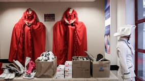 Des costumes et accessoires utilisés lors des Jeux Olympiques de Paris 2024, exposés dans le cadre d'une vente exceptionnelle aux professionnels aux puces de Saint-Ouen (Seine-Saint-Denis) le 24 janvier 2025.