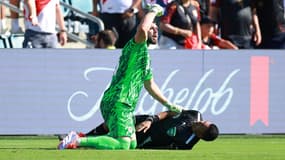 La Canadien Maxime Crépeau s'est porté au secours de l'arbitre Humberto Panjoj lors du match contre le Pérou à la Copa America, le 25 juin 2024