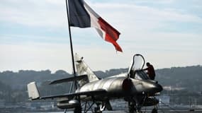 Avion et drapeau français sur le Charles-de-Gaulle, le 18 novembre 2015