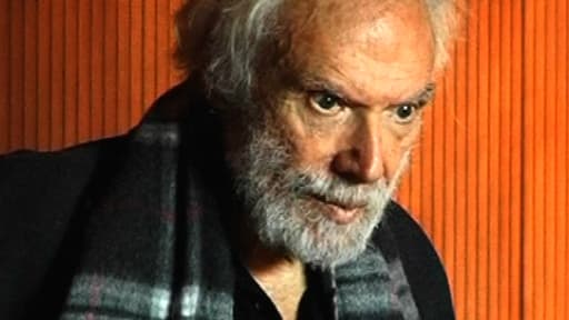 Cheveux longs et barbe broussailleuse, regard bleu étincelant, nonchalance bohème, l'auteur du Métèque, Georges Moustaki, est mort jeudi matin
