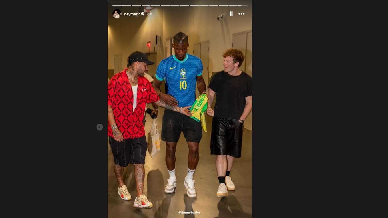 Neymar remet un maillot (contrefait?) du Brésil à Jimmy Butler, le 24 juin 2024 Neymar remet un maillot (contrefait?) du Brésil à Jimmy Butler, le 24 juin 2024