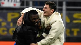 Marcus Thuram et Benjamin Pavard hilares après un match de l’Inter Milan en décembre 2023