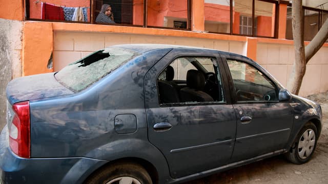 Une voiture endommagée durant l'attaque contre l'église copte. 