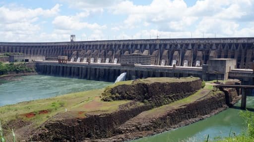 Le barrage d'Itaipu, situé à la frontière entre le Brésil et le Paraguay et exploité par les deux pays, est le second plus grand au monde.