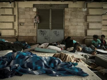 Des matelas à même le sol dans le camp de migrants du quartier de Stalingrad à Paris, le 12 juillet 2023