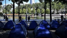 Un campement de migrants s'est installé mercredi sur le bassin de la Villette.