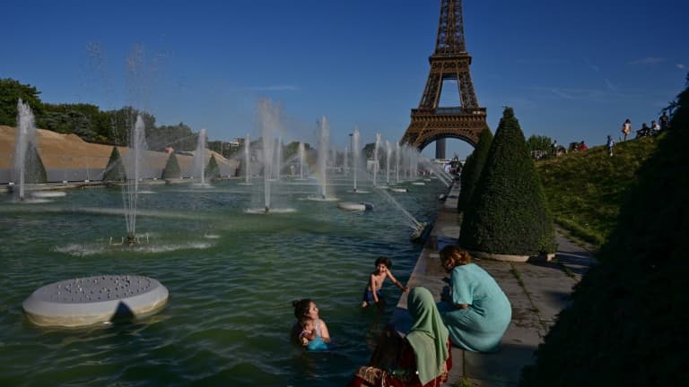 Des personnes se rafraîchissent dans les bassins du Trocadéro pendant un épisode de canicule, le 21 août 2023 à Paris